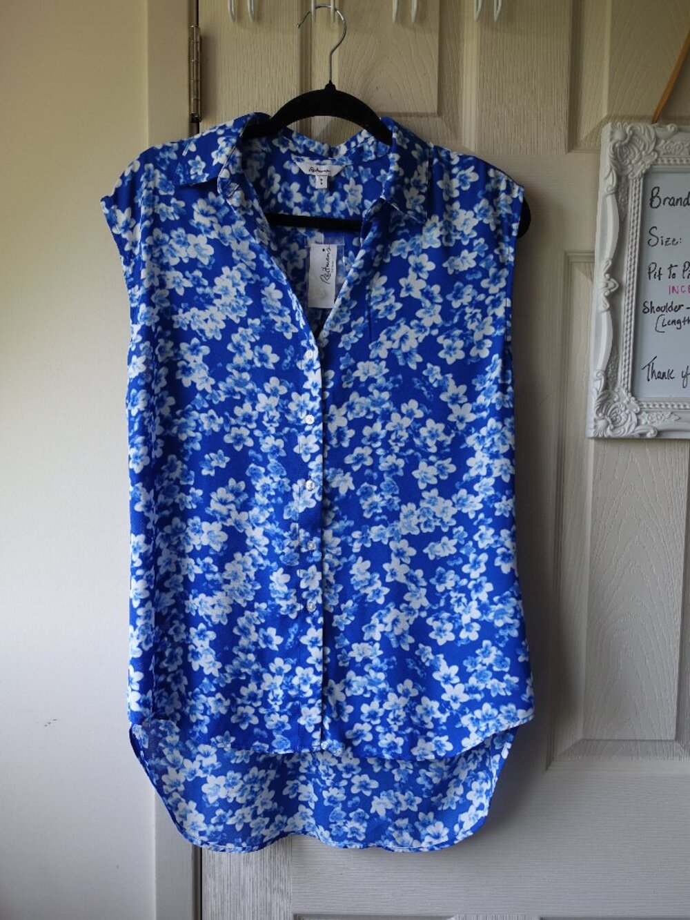 Reitmans Blue and White Floral Sleeveless Button-Front Top